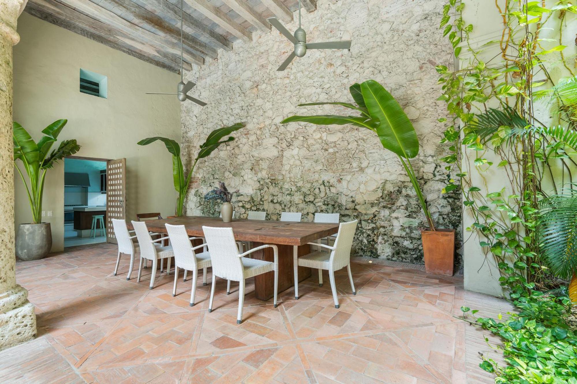 Casa Del Dragon - Luxury Colonial Cook Included Villa
