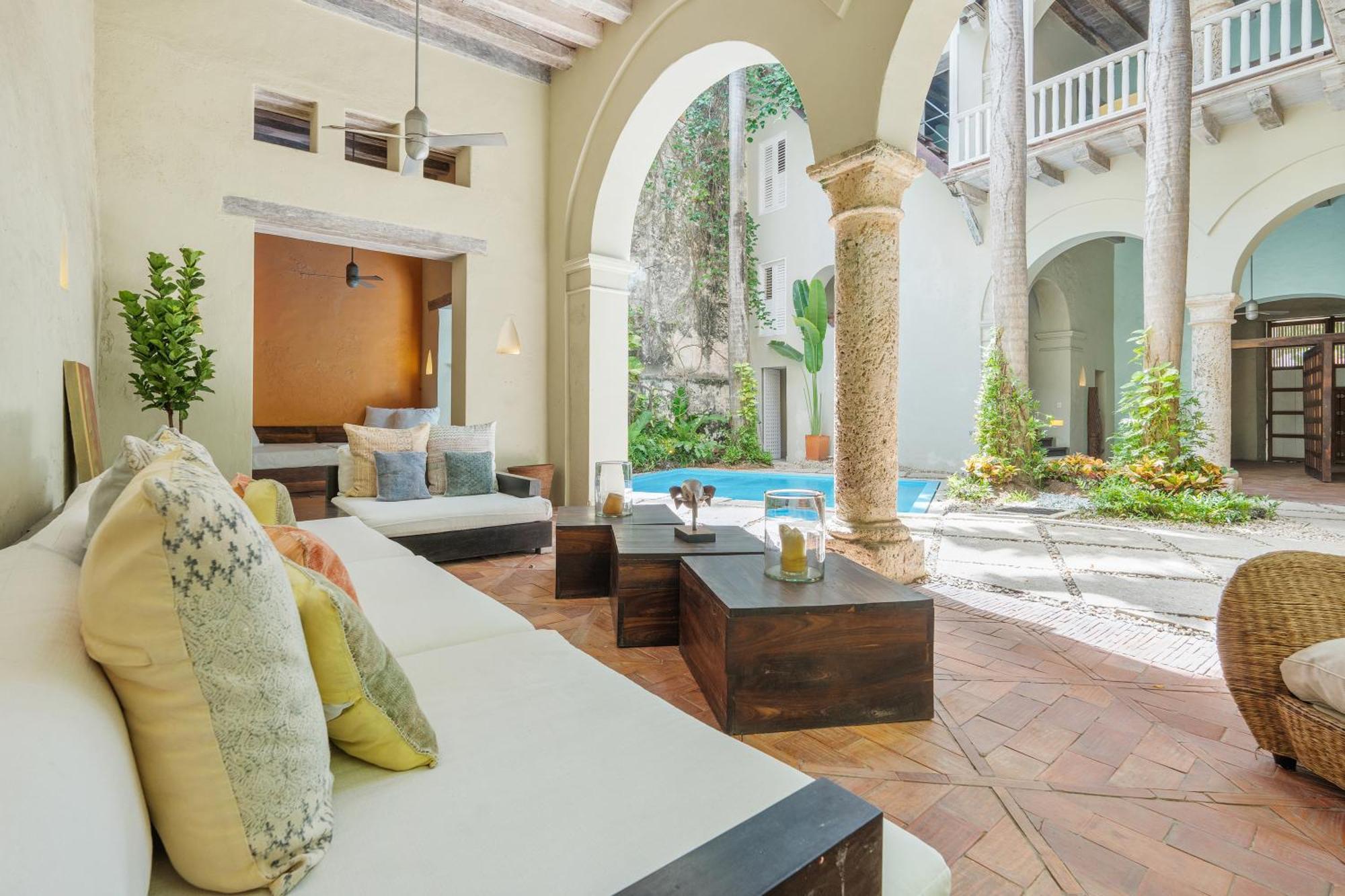 Casa Del Dragon - Luxury Colonial Cook Included Villa Cartagena